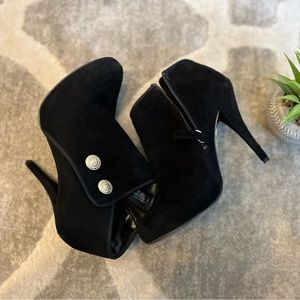 Women Guess boots . I only used it 3 times.it’s a good condition . Without box